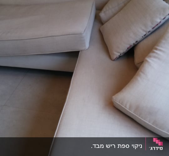 מברשת על ספה בהירה לניקוי ריפודים